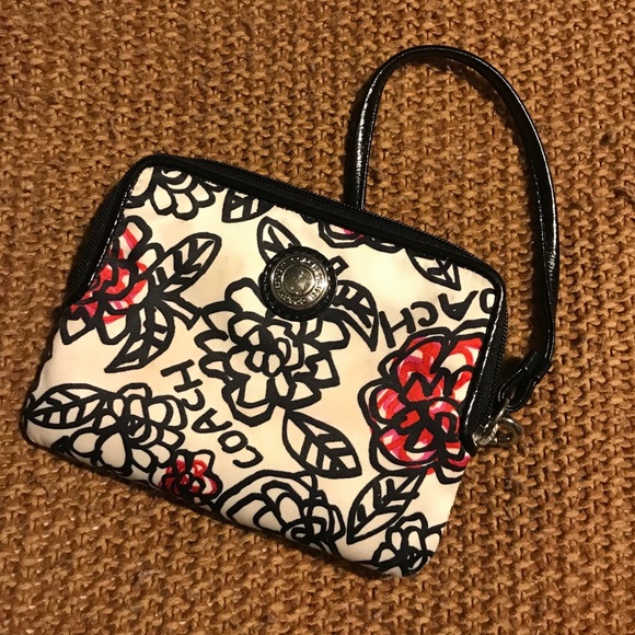 💰 COACH wristlet -Open to offers - Picture 1 of 5